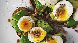 Recept na skvělé avokádové tousty s vejcem a pistáciemi