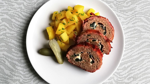 Plněná sekaná roláda se špenátem krok za krokem: Podle foto postupu ji zvládne každý a díky 2 trikům se nikdy nevysuší a nepopraská