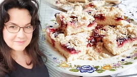Holka u plotny radí: Jednoduchý švestkový koláč voní skořicovou drobenkou a velmi snadno se dělá