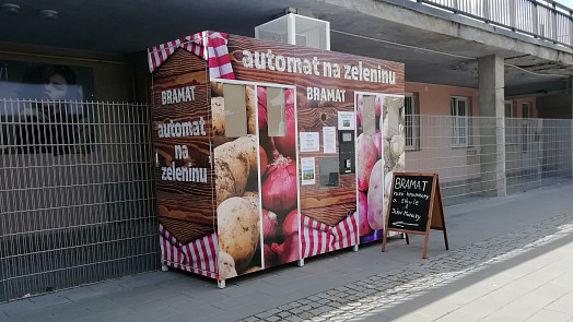 Vyzkoušeli jsme nonstop automat na zeleninu: Kilo raných brambor od farmáře vyjde na 22 korun a kvalita je špičková