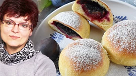 Pečeme s Ivou: Čas švestek, švestkových bublanin a koláčů. Upečme si jemné a vláčné buďáky, buchty plněné švestkami a mákem!