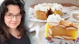 Holka u plotny radí: Retro jablečný dort s pudinkem a piškoty nedá moc práce, ale chutná skvěle. Recept je jednoduchý