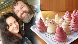 Redakce v akci: Pekli jsme jahodové indiánky pod vedením Josefa Maršálka. Máme recept a víme, jak správně připravit krém