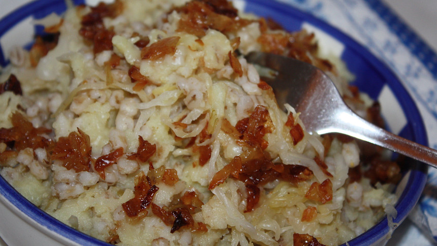Nastavovaná kaše: Klasické staročeské jídlo z brambor a krup voní majoránkou, skvěle se hodí i jako příloha k uzenému masu