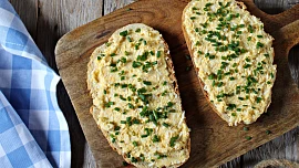 Pomazánkové máslo: Příběh jedné křivdy a české speciality, které přišla o svoje jméno