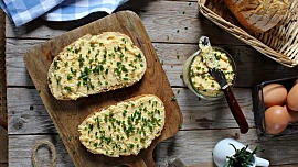 Jak na dokonalou vajíčkovou pomazánku: Poměr surovin, bylinky i trik, aby byla krásně krémová