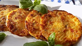 Perfektní zelné placky podle Ostravskeho Gastrošefa: Nechybí v nich uzené maso, voní majoránkou a krásně křupají