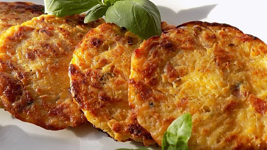 Perfektní zelné placky podle Ostravskeho Gastrošefa: Nechybí v nich uzené maso, voní majoránkou a krásně křupají