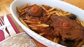 Chorvatsko na talíři: Jak připravit hovězí pašticadu, tradiční dalmatské jídlo? Chce to sušené švestky, víno a zeleninu!