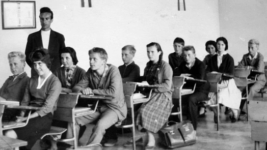 K snídani polévka, k svačině sáček s mlékem a rohlík aneb Jak jedly děti v polovině 20. století