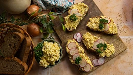 Oblíbená vajíčková pomazánka má řadu variant od klasické s máslem přes jogurt či tvaroh až po ingredience, jako jsou ryby