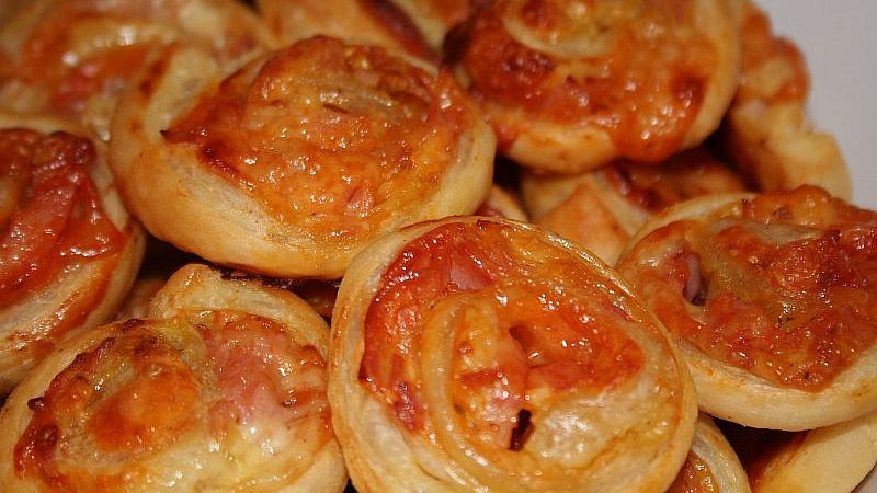 Šneky z listového těsta můžete naplnit také syrovou sekanou