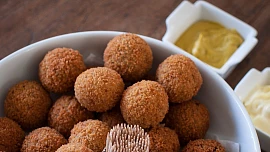 Ochutnejte hit holandských barů, masové kuličky Bitterballen: Nejlepší jsou s pivem!