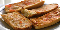 Oblíbená španělská snídaně ze staršího pečiva: Opečený chléb potřený olivovým olejem a rajčaty je levná delikatesa