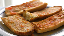 Oblíbená španělská snídaně ze staršího pečiva: Opečený chléb potřený olivovým olejem a rajčaty je levná delikatesa
