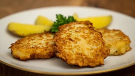 Vláčné květákové placičky jen ze tří surovin: Levná večeře nejen pro vegetariány se snadno dělá a skvěle chutná