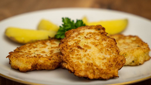 Vláčné květákové placičky jen ze tří surovin: Levná večeře nejen pro vegetariány se snadno dělá a skvěle chutná