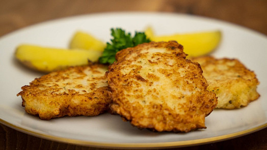 Vláčné květákové placičky jen ze tří surovin: Levná večeře nejen pro vegetariány se snadno dělá a skvěle chutná