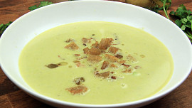 Hrachová polévka zahřeje i nasytí: Máte raději tu ze sušeného nebo zeleného hrášku?