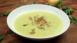 Hrachová polévka zahřeje i nasytí: Máte raději tu ze sušeného nebo zeleného hrášku?