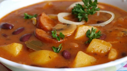 Bramborový gulášek: Na dokonale sladěnou harmonii výrazných chutí a vůní stačí pár ingrediencí, důležité je nešetřit cibulí