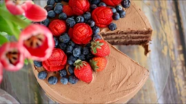 Domácí čokoládový dort: Do těsta na korpus je třeba správně vmíchat sníh. A víme, co udělat, aby se na krému nevytvořil škraloup