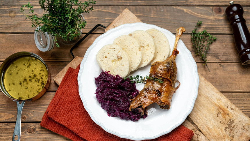 Pečená husa je nejtradišnějším jídlem na svátek svatého Martina.
