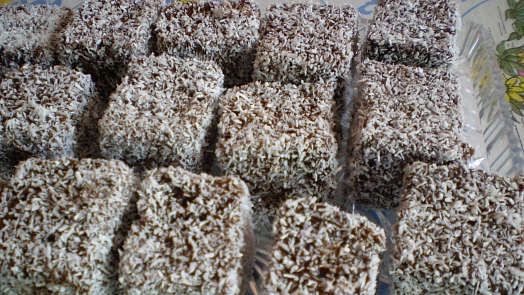 Vláčné kokosové kostky voní čokoládou a kokosem. Přípravu zvládnete do půlhodinky a moučník ocení i děti