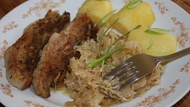 Country pečený bůček na kysaném zelí: Dokonale sladěná chuť dozlatova pečeného masa s kysaným zelím nemá chybu