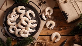 Tradiční vanilkové rohlíčky: S vlašskými ořechy chutnají božsky, jsou křehké a přímo se rozplývají na jazyku