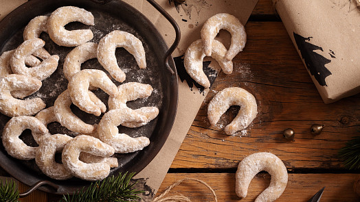 Tradiční vanilkové rohlíčky: S vlašskými ořechy chutnají božsky, jsou křehké a přímo se rozplývají na jazyku