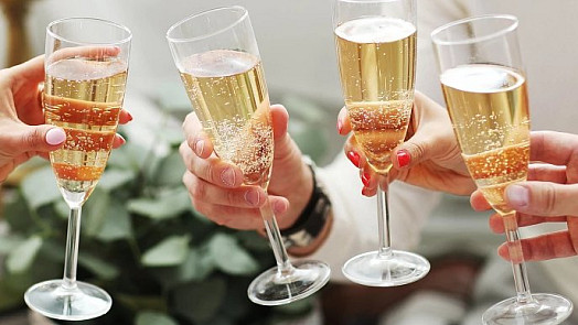 KVÍZ: Jak se zbavit kocoviny po bujarém silvestrovském večírku? Otestujte se, zda víte, kdy sáhnout po kyselém a kdy po vodě