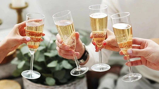 KVÍZ: Jak se zbavit kocoviny po bujarém silvestrovském večírku? Otestujte se, zda víte, kdy sáhnout po kyselém a kdy po vodě