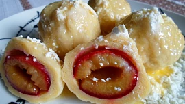 Ovocné knedlíky z tvarohového těsta: Rychlý a snadný osvědčený recept na sladké a voňavé letní jídlo