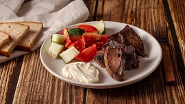 Játra na grilu jsou vynikající, když je dvě hodiny předem naložíte do grilovací směsi. Pak jim stačí chvilka na roštu