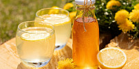 Pampeliškový sirup má zlatavou barvu, voní jarem a hodí se nejen na přípravu limonády, stačí na něj jen tři ingredience