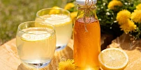 Pampeliškový sirup má zlatavou barvu, voní jarem a hodí se nejen na přípravu limonády, stačí na něj jen tři ingredience