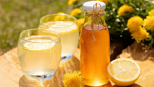 Pampeliškový sirup má zlatavou barvu, voní jarem a hodí se nejen na přípravu limonády, stačí na něj jen tři ingredience
