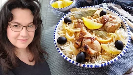 Holka u plotny radí: Kuře na cibulovém zelí je pikantní díky hořčici a voní po citronu a česneku. Takhle snadno se dělá