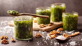 Medvědí česnek je typickou rostlinou časného jara. Přichystejte si z něj voňavé pesto se sýrem a ořechy