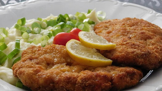 Ostravsky Gastrošef prozradil trik na šťavnaté řízky. Před smažením je nakládá do speciální marinády