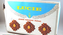 Retro okénko: Sušenky Lucie zdobil „puntík“ džemu a dělaly se  ve dvou variantách. Ty vanilkové si můžete jednoduše upéct doma