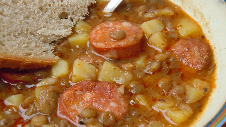 Hustá čočková polévka s bramborami je sytá a voní po klobáskách.