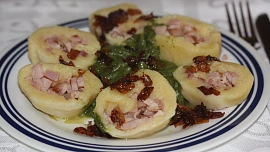 Bramborové knedlíky plněné uzeným masem: K výraznější chuti uzeného pomůže jeden trik a smažená cibulka jídlo doladí