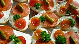 Nejlepší česneková pomazánka má pořádné grády. Chuť ještě vylepší a zjemní různé druhy sýrů