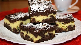 Strouhaná buchta z kakaového těsta s lahodnou tvarohovou náplní je vláčná a nadýchaná,  lehce ji zvládne i začátečník