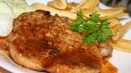 Čertovské kotlety: Maso naložené předem v oleji a koření zůstane báječně křehké, pálivá paprika dodá pikantní říz