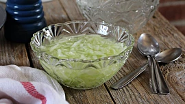 Klasický okurkový salát podle ČSN: Typickou sladkokyselou chuť zajistí správný poměr vody, octa a cukru