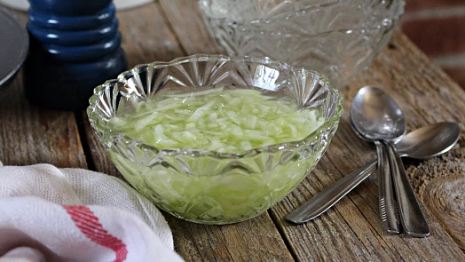 Vaříme podle ČSN: Jak na klasický okurkový salát s octovou zálivkou? Tenhle retro recept nezklame
