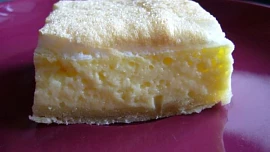 Andělské slzy: Sladký tvarohový koláč je neskutečně vláčný a jemný, nadýchaný sněhový povrch zdobí vysrážené „slzy“ z karamelu